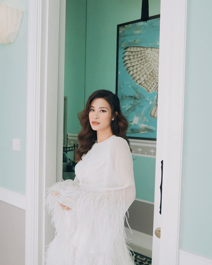 Chính Đông Nhi đã phải dành lời khen cho chiếc váy thân thánh, hack dáng 'siêu đỉnh' này. 