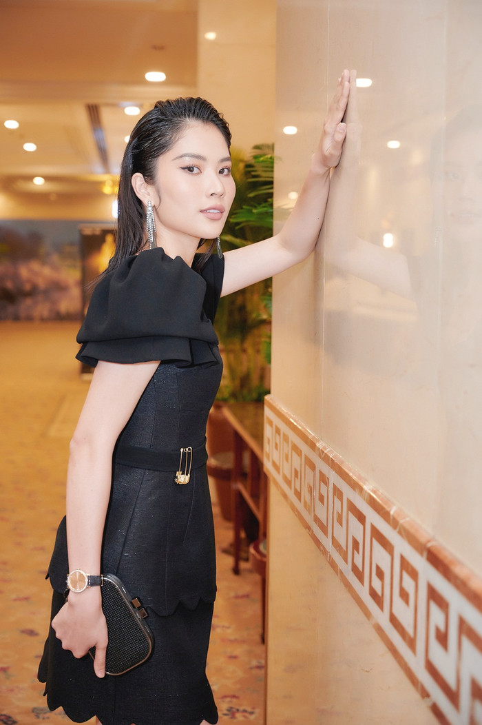 Nam Anh diện đồ đen tối giản, khoe nhan sắc ngày càng thăng hạng Ảnh 7