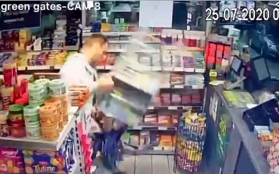 Bị từ chối thanh toán vì không đeo khẩu trang, nam thanh niên nổi điên lên đập phá cửa hàng Ảnh 2