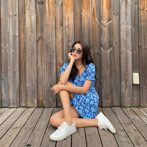 Mỹ nhân Việt Hà Tăng vừa qua update hình ảnh streetstyle khi người đẹp diện váy floral dress với tone màu xanh biển mix cùng giày sneakers trẻ trung