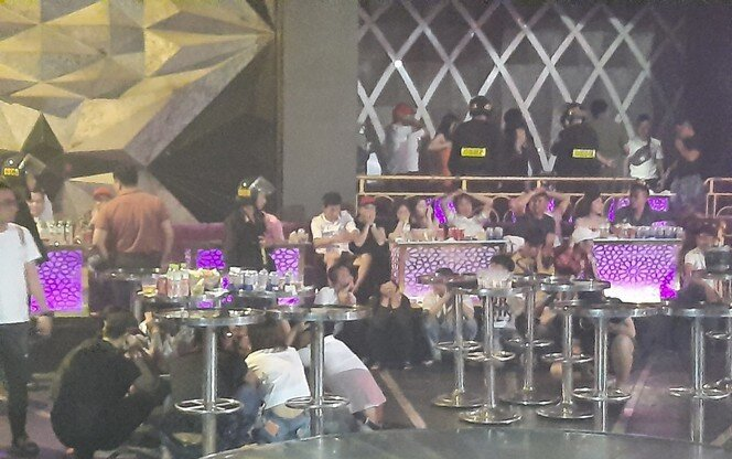 Bắt tạm giam, khởi tố chủ quán bar Romance trong vụ phát hiện gần 100 đối tượng sử dụng ma túy Ảnh 2