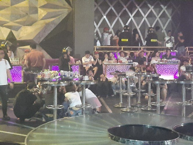 Quán bar thời điểm công an khám xét.