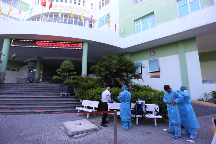 Cơ quan chức năng tiến hành khử trùng những khu vực đường phố Đà Nẵng.