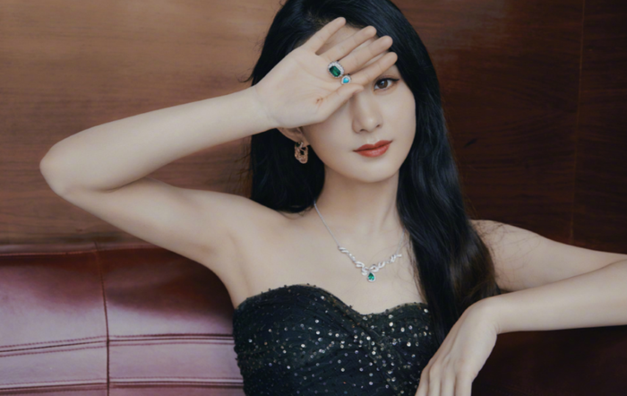 Khi lên sóng livestream: Triệu Lệ Dĩnh được dân mạng khen nữ tính, trông thuận mắt hơn Địch Lệ Nhiệt Ba Ảnh 3