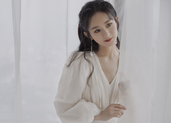 Khi lên sóng livestream: Triệu Lệ Dĩnh được dân mạng khen nữ tính, trông thuận mắt hơn Địch Lệ Nhiệt Ba Ảnh 4