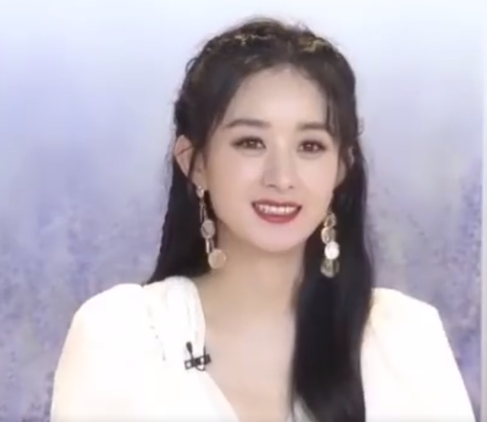 Khi lên sóng livestream: Triệu Lệ Dĩnh được dân mạng khen nữ tính, trông thuận mắt hơn Địch Lệ Nhiệt Ba Ảnh 5