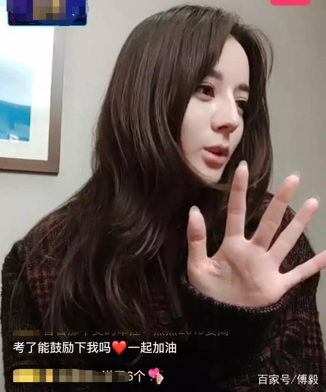 Khi lên sóng livestream: Triệu Lệ Dĩnh được dân mạng khen nữ tính, trông thuận mắt hơn Địch Lệ Nhiệt Ba Ảnh 8