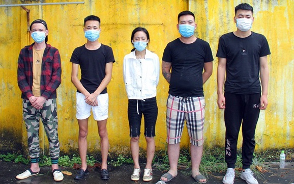 Phát hiện 2 ô tô chở 10 người Trung Quốc nhập cảnh trái phép tại Lào Cai Ảnh 2