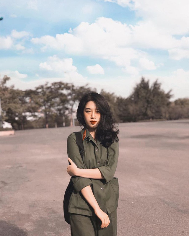 Bức ảnh của Loan được chụp vào ngày 9/7 vừa qua tại khu trung tâm Quốc phòng và An ninh - Đại học Hùng Vương thuộc Thành phố Việt Trì, tỉnh Phú Thọ. Thời điểm này, Loan cùng các bạn đang tham học kỳ học quân sự đầy ý nghĩa và bổ ích. Ngay sau khi những hình ảnh của Loan xuất hiện trên MXH, cô bạn cũng nhận được rất nhiều lời khen ngợi ngoại hình, cũng như những lời mời kết bạn từ những người bạn khác. 