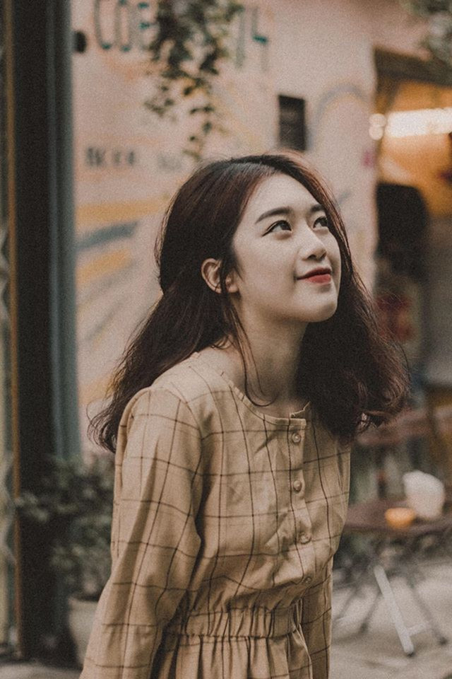 Tự nhận xét về bản thân, Hồng Loan cho hay, cô nàng là người thẳng tính, nóng tính và cá tính. Bên cạnh đó, cô không tự tin vào ngoại hình của mình dù sở hữu chiều cao 1m61 và nhan sắc cuốn hút.