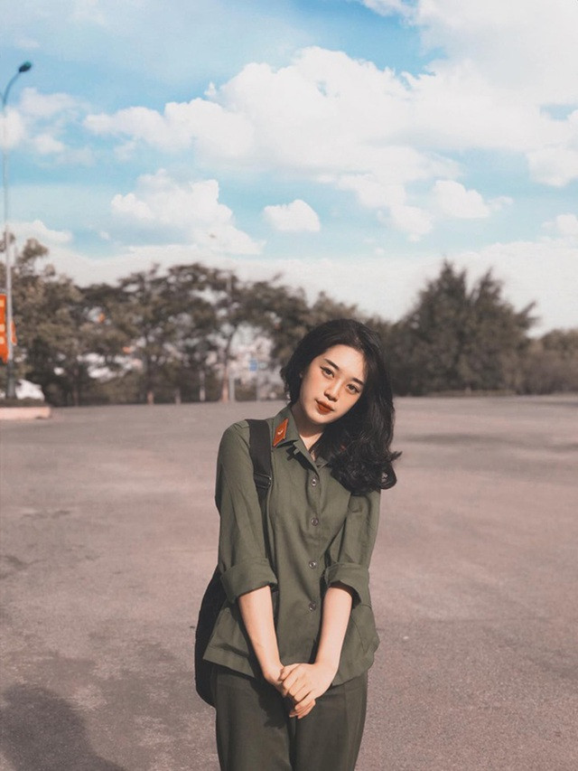 Đó chính là nữ sinh Nguyễn Thị Hồng Loan (sinh năm 1999), sinh viên trường ĐH Kinh tế Quốc dân, Khoa Du lịch và Khách sạn chuyên ngành quản trị Du lịch.