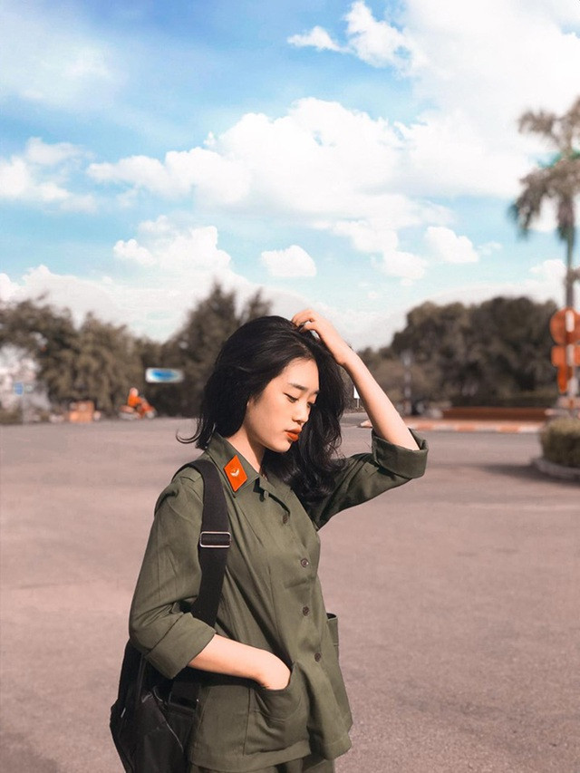 Nhắc đến hội “Hot girl quân sự” Đại học Kinh tế Quốc dân không thể nhắc đến cô bạn với nét đẹp cuốn hút này. 