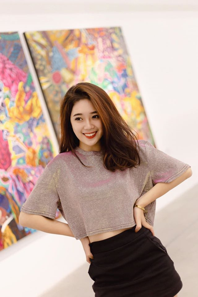 Tại Đại học Kinh tế Quốc dân, Hồng Loan tham dự đội Lễ tân, trực thuộc Đoàn trường ĐH KTQD