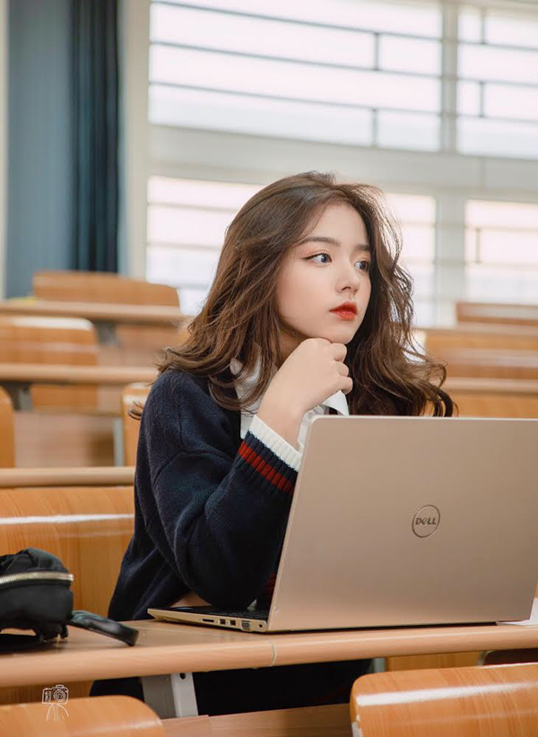 Phải công nhận rằng, Minh Hằng xứng đáng nhận lời khen 'nhan sắc cực phẩm' của Đại học Kinh tế Quốc dân