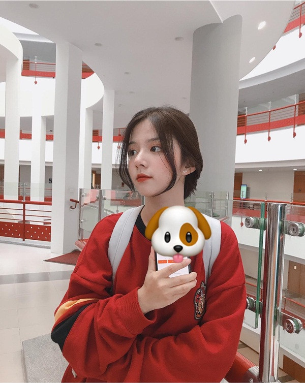 Minh Hằng từng nổi tiếng với bức ảnh được chụp lén trong lễ khai giảng tại  Kinh tế Quốc dân hồi tháng 9. Hình ảnh của cô sau đó còn được các trang mạng, báo chí nước ngoài chia sẻ.