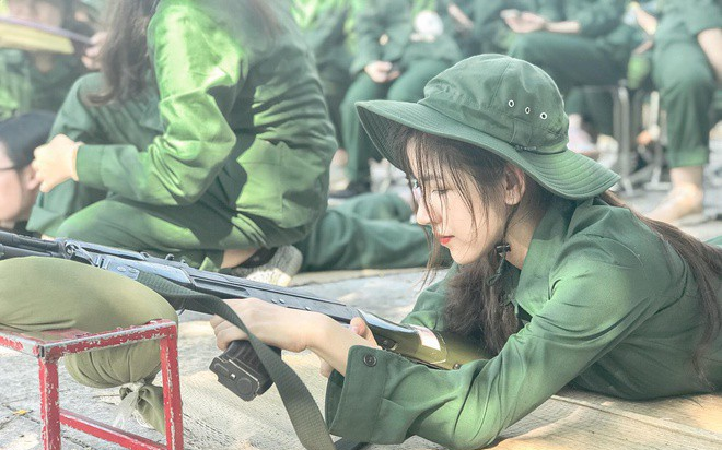 Những nữ sinh Đại học Kinh tế Quốc dân nổi tiếng 'rần rần' với loạt ảnh xinh đẹp tại kỳ học quân sự Ảnh 2