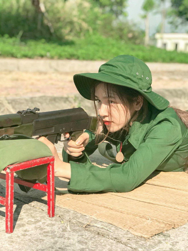 Loạt ảnh quân sự của Ngọc Mai nhanh chóng được nhiều người chia sẻ trên các diễn đàn MXH. Tất nhiên với nét đẹp ngọt ngào, trong sáng, cô bạn đã nhận kha khá lời khen cho vẻ ngoài của mình. 