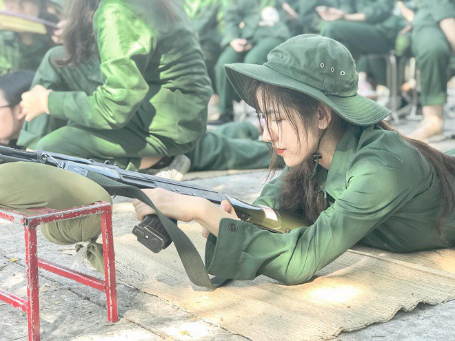 Mới đây, MXH xuất hiện một gương mặt nữ sinh đang say sưa thực hành môn bắn súng tại kỳ học quân đội. Dù được chụp lén nhưng nhan sắc của nữ sinh này 'không phải dạng vừa đâu'. Ngay lập tức, danh tính của cô nàng này đã được tìm ra. Đó là  Nguyễn Ngọc Mai, sinh năm 2001, là sinh viên năm nhất Đại học Kinh tế quốc dân. 