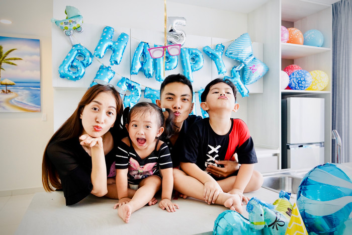 Bé Anna, em gái của Kubi cũng rất thích thú với không gian dễ thương