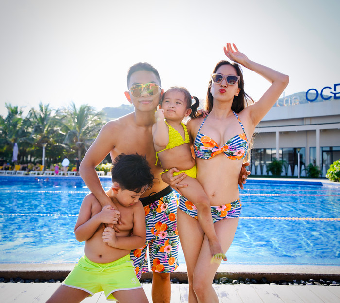 Đây cũng là dịp để Khánh Thi khoe vóc dáng gợi cảm sau khi giảm cân thành công. Hiên tại cô đang có cân nặng là 46kg