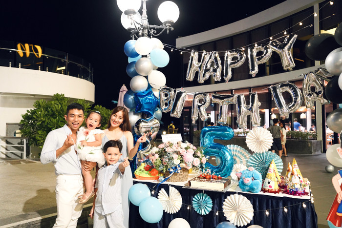 Các thành viên trong gia đình đều mặc trang phục có sắc xanh trắng 