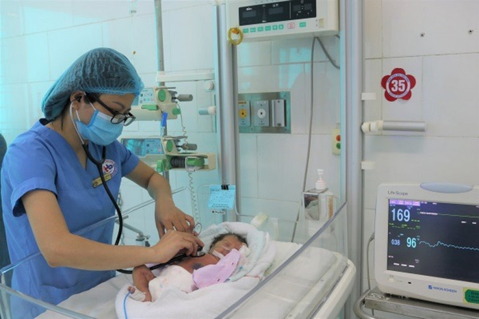 Cháu bé hiện đang phải thở máy.