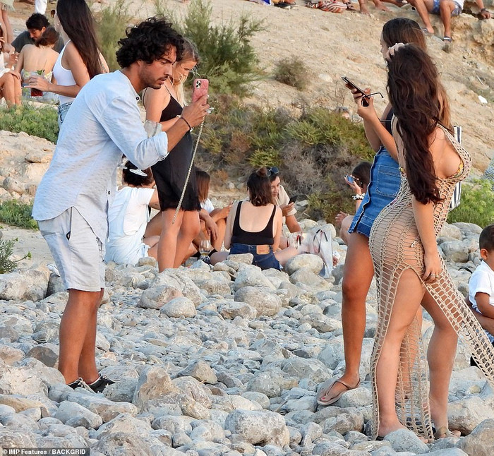 Có vẻ thời gian sau dịch Demi Rose tăng cân phát tướng trông thấy rõ