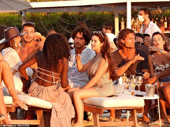 Demi Rose - phiên bản Kim Kardashian Anh Quốc đã góp vui cùng bạn bè tại biển Tây Ban Nha vừa qua và tụ tập chốn đông người khi cô nàng không thực hiện cách ly xã hội