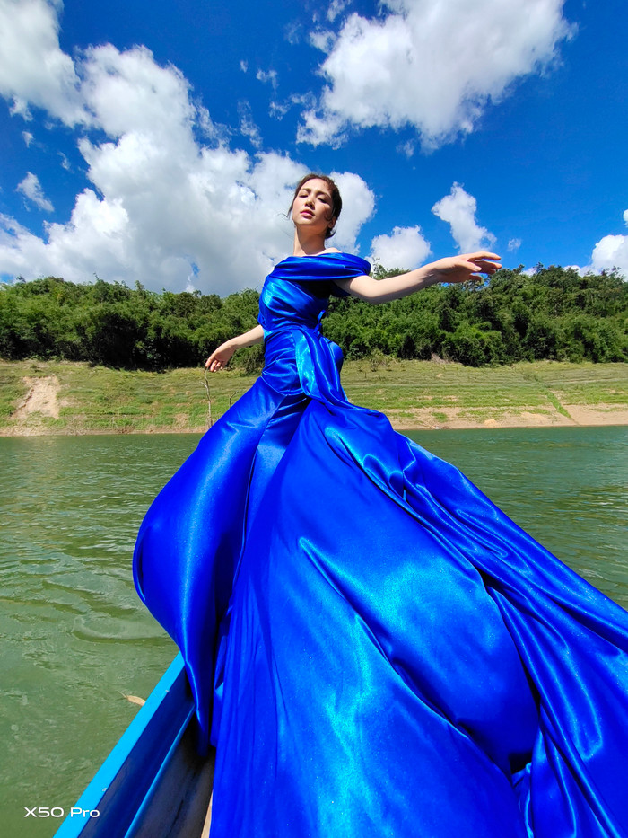 Quên hình ảnh chân ngắn đi, Hòa Minzy pose dáng 'siêu đỉnh' sánh ngang siêu mẫu rồi nè! Ảnh 6