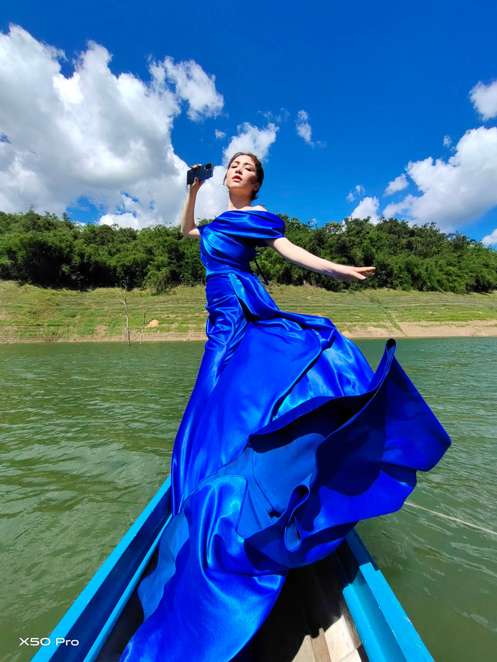 Quên hình ảnh chân ngắn đi, Hòa Minzy pose dáng 'siêu đỉnh' sánh ngang siêu mẫu rồi nè! Ảnh 5