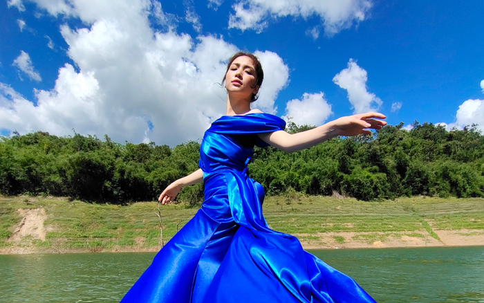 Quên hình ảnh chân ngắn đi, Hòa Minzy pose dáng 'siêu đỉnh' sánh ngang siêu mẫu rồi nè! Ảnh 2