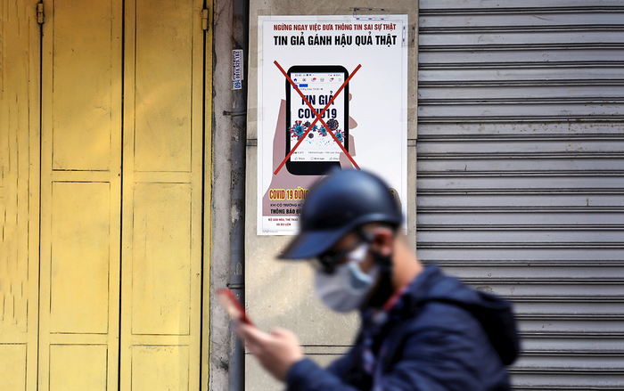 Mọi người nên cân nhắc trước khi đăng tải hoặc chia sẻ những thông tin chưa qua kiểm chứng. (Ảnh: Reuters)