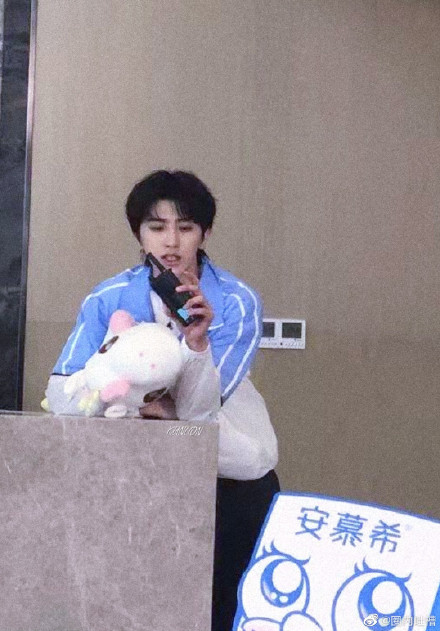 Fan của Thái Từ Khôn được gọi là người cố gắng nhất thế giới: Leo núi trèo cây xuống biển không gì là không thể Ảnh 20