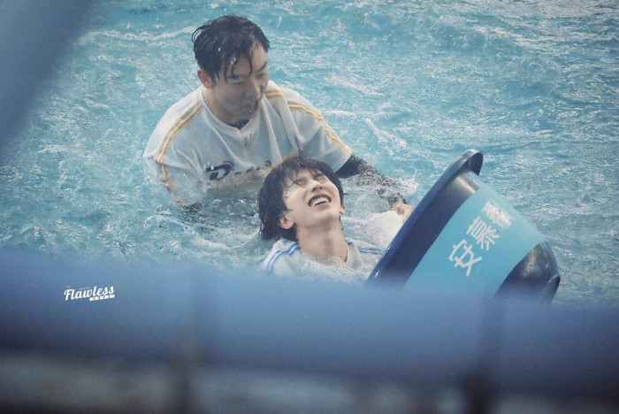 Fan của Thái Từ Khôn được gọi là người cố gắng nhất thế giới: Leo núi trèo cây xuống biển không gì là không thể Ảnh 13