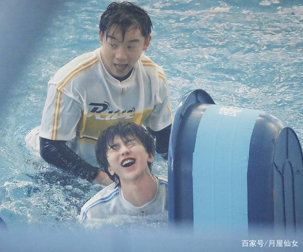 Fan của Thái Từ Khôn được gọi là người cố gắng nhất thế giới: Leo núi trèo cây xuống biển không gì là không thể Ảnh 12