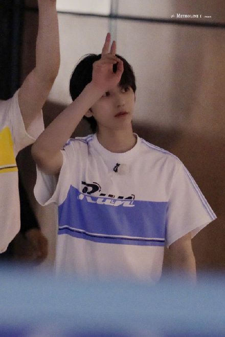 Fan của Thái Từ Khôn được gọi là người cố gắng nhất thế giới: Leo núi trèo cây xuống biển không gì là không thể Ảnh 14