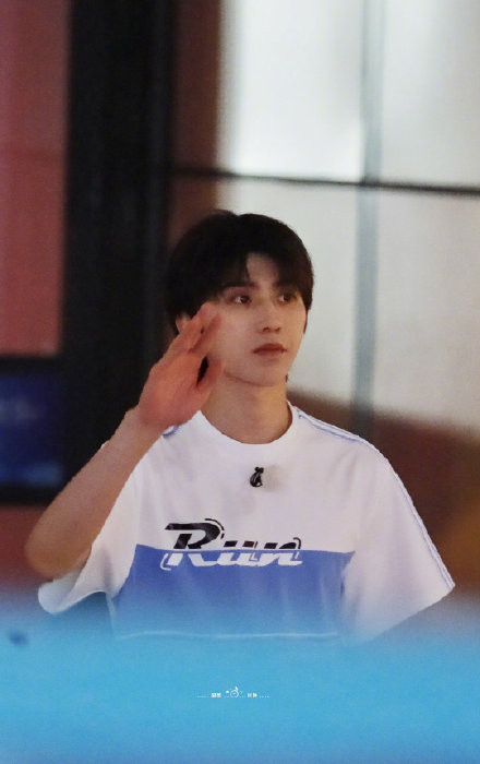 Fan của Thái Từ Khôn được gọi là người cố gắng nhất thế giới: Leo núi trèo cây xuống biển không gì là không thể Ảnh 16