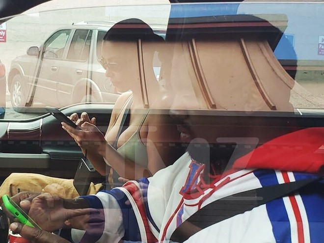 Vừa đòi ly hôn, Kanye West được vợ Kim Kardashian dẫn đi trị bệnh rối loạn tâm lý lưỡng cực