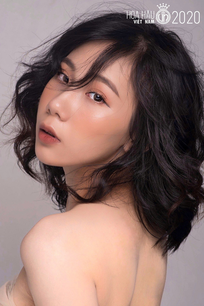 Mai Thị Hà Trang sinh năm 2000, cô gái đến từ xứ Thanh mang vẻ đẹp hiện đại vô cùng cá tính với mái tóc ngắn ngang vai. Lịch sử Hoa hậu Việt Nam chưa bao giờ gọi tên một cô gái tóc ngắn cho ngôi vị hoa hậu, liệu Hà Trang có phá bỏ được lời nguyền đó?