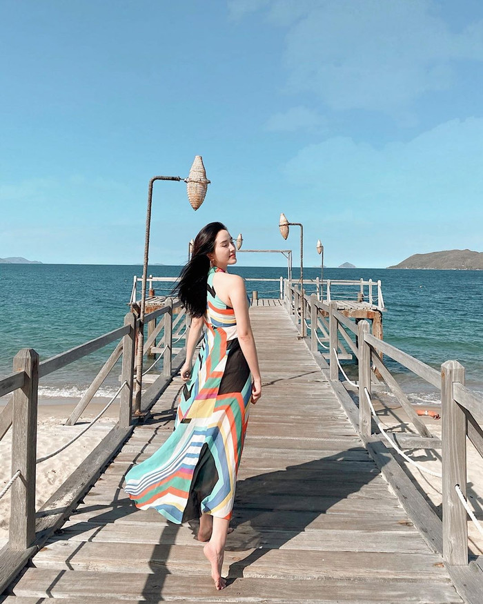 Bảo Thy thả dáng nuột nà cùng chiếc váy màu sắc rực rỡ đậm chất mùa hè nhiệt đới.