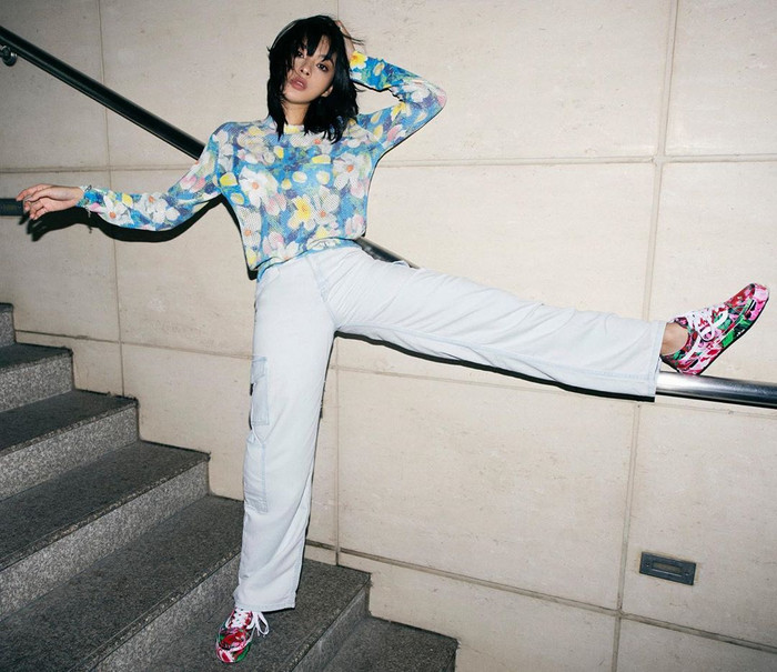 Tú Hảo tiếp tục làm nhiều người ấn tượng với set đồ đồ thờiơi thượng đi cùng cách tạo dáng lạ mắt.