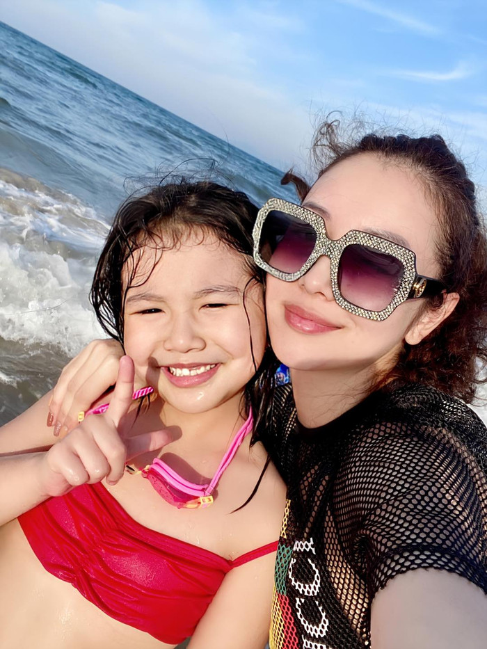 Thùy An và mẹ Jennifer Phạm