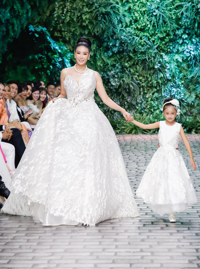 Viann catwalk cùng mẹ, tự tin như người mẫu chuyên nghiệp