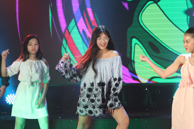 Bí Ngô biều diễn văn nghệ ở trường