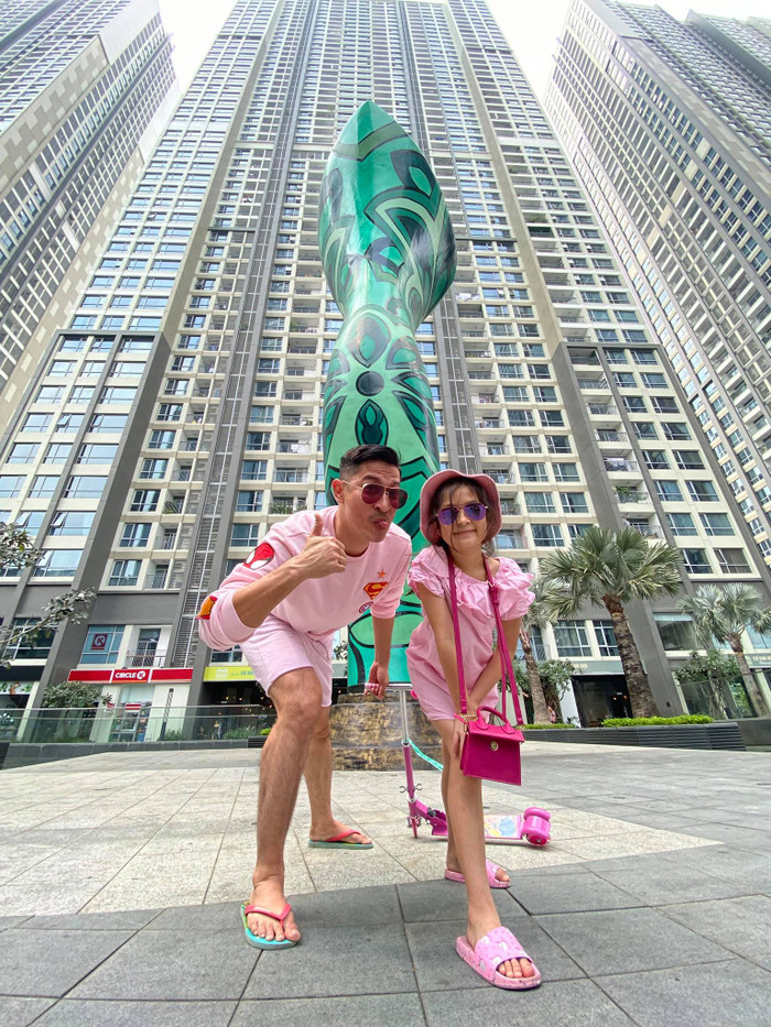 Cát Cát tạo dáng cùng bố Huy Khánh