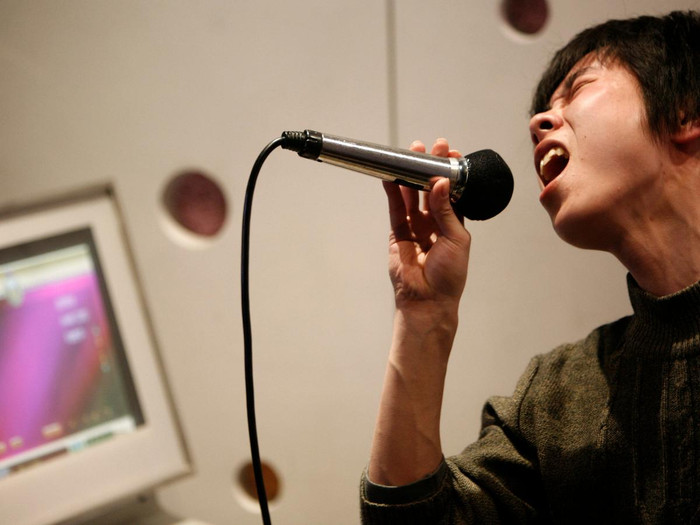 Trong tiếng Nhật Bản, karaoke có nghĩa là “thiếu một dàn nhạc hoặc một dàn nhạc trống vắng.” Ảnh: QZ