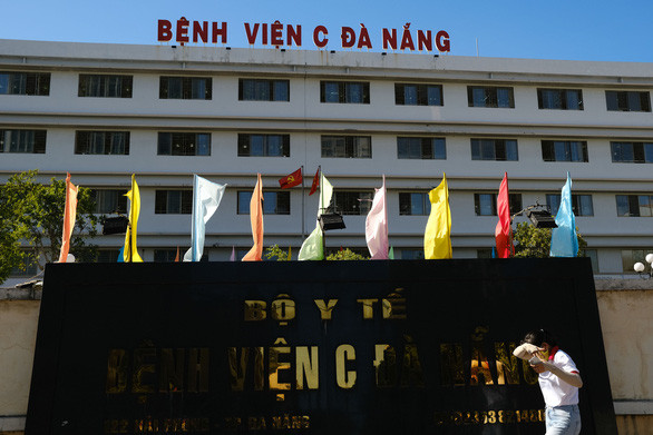 Video clip lay động hàng triệu trái tim: bác sĩ bệnh viện C Đà Nẵng hát 'Năm anh em trên một chiếc xe tăng' để cổ vũ bệnh nhân bị cách ly Ảnh 3