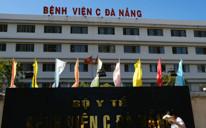 Video clip lay động hàng triệu trái tim: bác sĩ bệnh viện C Đà Nẵng hát 'Năm anh em trên một chiếc xe tăng' để cổ vũ bệnh nhân bị cách ly Ảnh 2