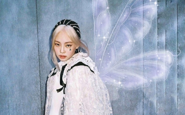 Idol Hàn cùng đính pha lê lên tóc, tưởng Jennie tạo trend ai ngờ TaeYeon mới là trùm cuối Ảnh 2