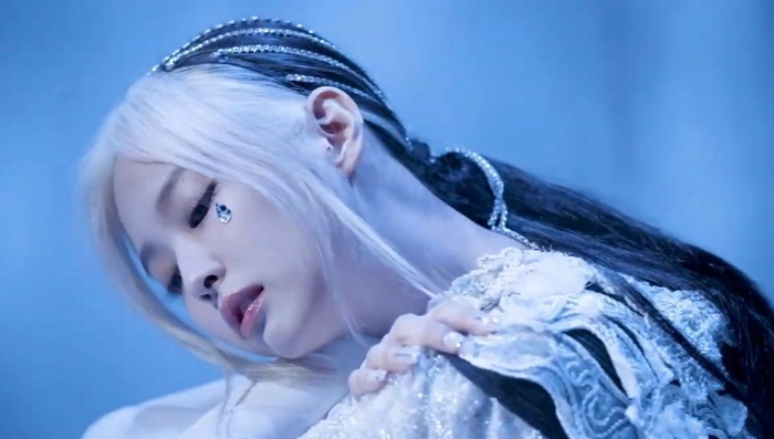 Loạt idol nữ đình đám xứ Hàn cùng lăng xê mốt diện pha lê trên tóc